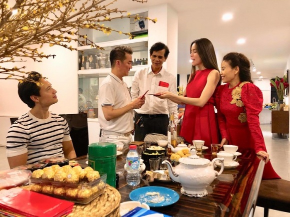 Loạt sao Việt hạnh phúc đưa người yêu về quê, nhà ăn Tết